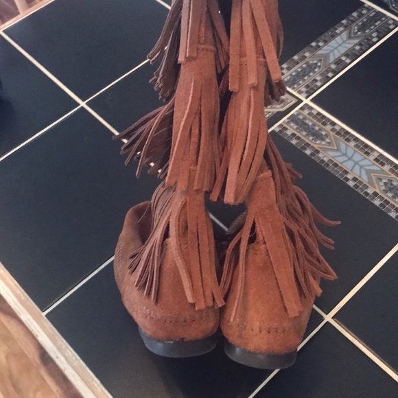 Minnetonka fringe boot - Picture 5 of 7